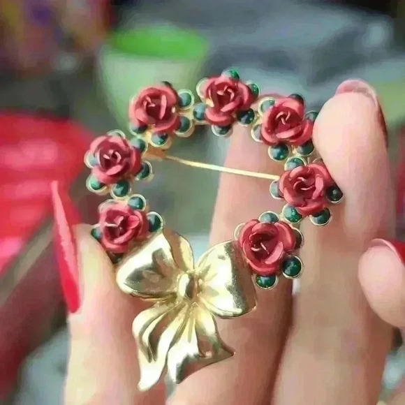 Avon NR red rose Wreath flowers brooch Christmas style Gold-toned red green - Picture 16 of 16
